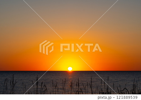 海から昇る朝日 海から昇る朝日 121889539