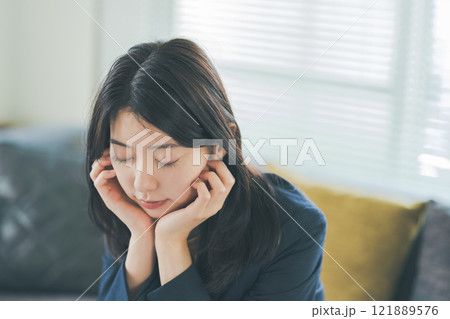 女性の屋内ポートレート 女性の屋内ポートレート 121889576