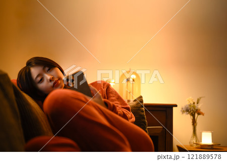 女性の室内ポートレート 女性の室内ポートレート 121889578