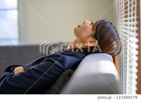 女性の屋内ポートレート 女性の屋内ポートレート 121889579