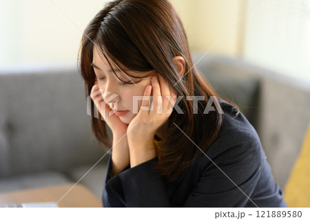 女性の室内ポートレート 121889580