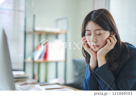 女性の屋内ポートレート 121889581