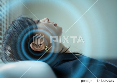 女性の室内ポートレート 121889583