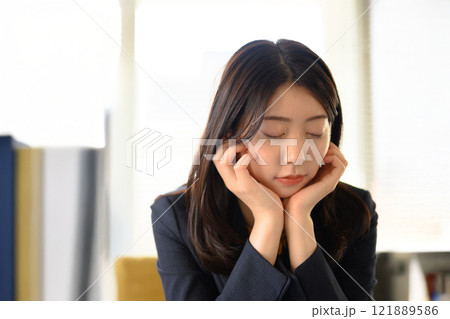 女性の室内ポートレート 121889586