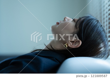 女性の室内ポートレート 女性の室内ポートレート 121889587