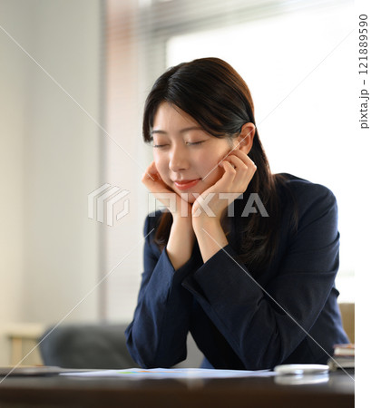 女性の室内ポートレート 女性の室内ポートレート 121889590