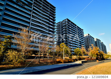 東京 晴海フラッグと晴海緑道公園 超高層マンション群の風景 東京 晴海フラッグと晴海緑道公園 超高層マンション群の風景 121889604
