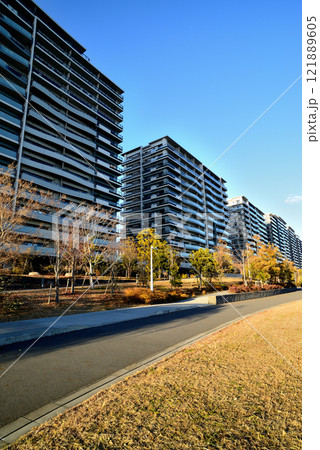 東京 晴海フラッグと晴海緑道公園 超高層マンション群の風景 121889605