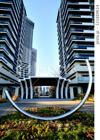 東京 晴海フラッグと晴海緑道公園 超高層マンション群の風景 121889614