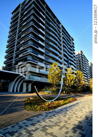 東京 晴海フラッグと晴海緑道公園 超高層マンション群の風景 東京 晴海フラッグと晴海緑道公園 超高層マンション群の風景 121889617