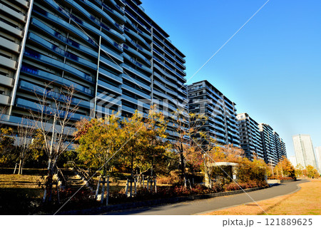 東京 晴海フラッグと晴海緑道公園 超高層マンション群の風景 東京 晴海フラッグと晴海緑道公園 超高層マンション群の風景 121889625