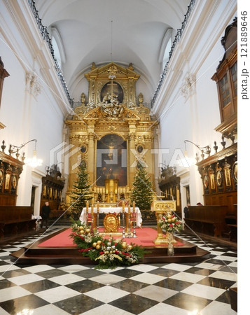 ポーランド・ワルシャワの聖十字架教会の祭壇 121889646