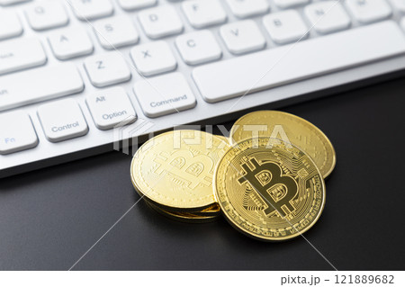 黒背景にビットコインとキーボード 121889682