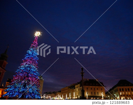 ポーランド・ワルシャワの王宮広場に飾られたクリスマスツリー 121889683