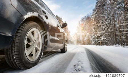 冬用タイヤで雪道を走る車のイメージ画像4 冬用タイヤで雪道を走る車のイメージ画像4 121889707