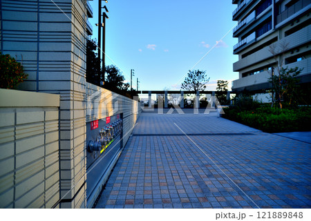 東京 晴海フラッグと晴海緑道公園 超高層マンション群の夕景 東京 晴海フラッグと晴海緑道公園 超高層マンション群の夕景 121889848