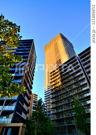 東京 晴海フラッグと晴海緑道公園 超高層マンション群の夕景 121889852