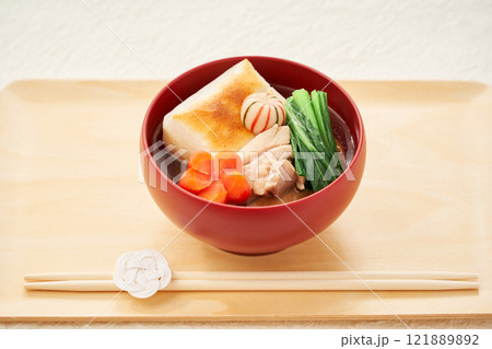 伝統的な関東風お雑煮 – 角餅と清汁を使った具だくさんの美味しそうなお雑煮 伝統的な関東風お雑煮 – 角餅と清汁を使った具だくさんの美味しそうなお雑煮 121889892
