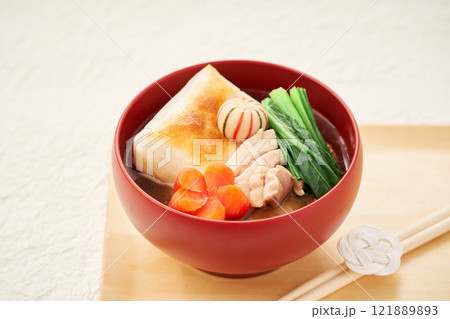 伝統的な関東風お雑煮 – 角餅と清汁を使った具だくさんの美味しそうなお雑煮 121889893