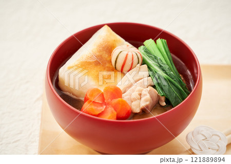 伝統的な関東風お雑煮 – 角餅と清汁を使った具だくさんの美味しそうなお雑煮 121889894