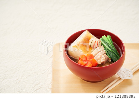伝統的な関東風お雑煮 – 角餅と清汁を使った具だくさんの美味しそうなお雑煮 121889895