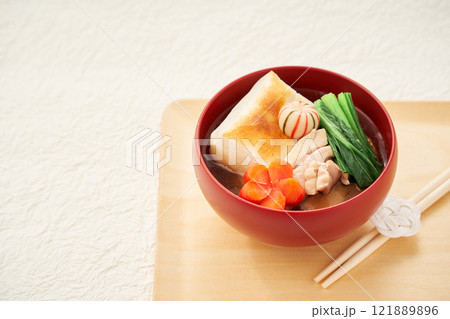 伝統的な関東風お雑煮 – 角餅と清汁を使った具だくさんの美味しそうなお雑煮 121889896