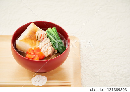 伝統的な関東風お雑煮 – 角餅と清汁を使った具だくさんの美味しそうなお雑煮 伝統的な関東風お雑煮 – 角餅と清汁を使った具だくさんの美味しそうなお雑煮 121889898