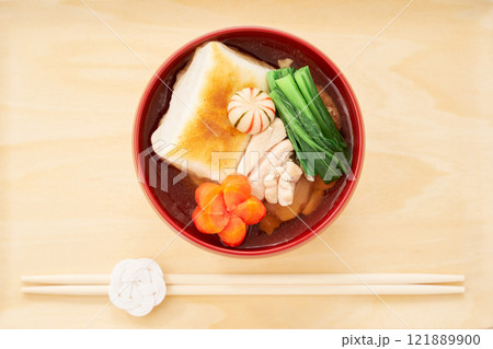 伝統的な関東風お雑煮 – 角餅と清汁を使った具だくさんの美味しそうなお雑煮 121889900