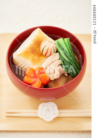 伝統的な関東風お雑煮 – 角餅と清汁を使った具だくさんの美味しそうなお雑煮 121889904