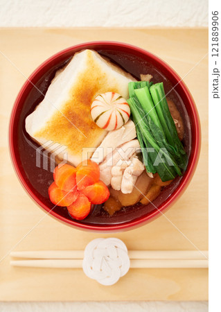 伝統的な関東風お雑煮 – 角餅と清汁を使った具だくさんの美味しそうなお雑煮 伝統的な関東風お雑煮 – 角餅と清汁を使った具だくさんの美味しそうなお雑煮 121889906
