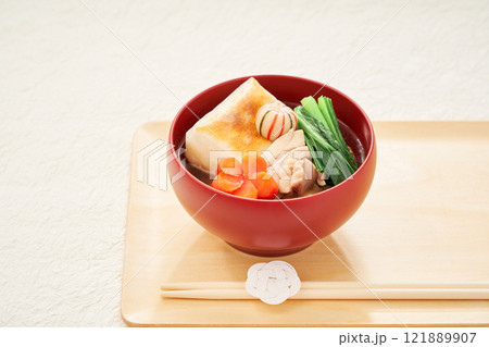 伝統的な関東風お雑煮 – 角餅と清汁を使った具だくさんの美味しそうなお雑煮 121889907