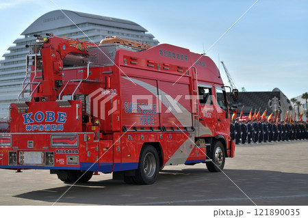 出初式 消防車のパレード 出初式 消防車のパレード 121890035