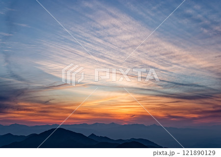 三ツ峠から見る夕焼け空と南アルプス 121890129