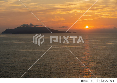 屋久島洋上アルプスの夕景(8月)神秘的な夕日と口永良部島 121890154