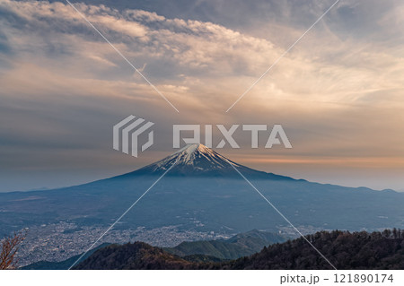 三ツ峠から見る夕暮れの富士山 121890174