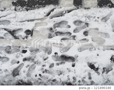 積雪した道路の足跡(たくさん) 積雪した道路の足跡(たくさん) 121890180