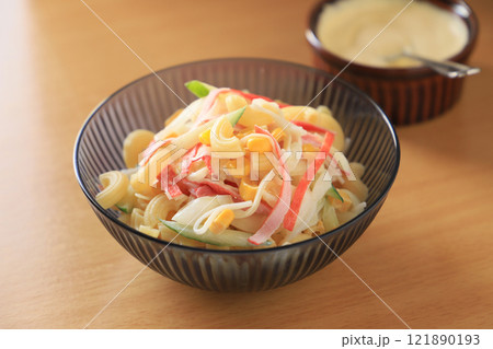 ごちそうサラダ！カニカマとマカロニのマヨネーズ和えサラダ 121890193