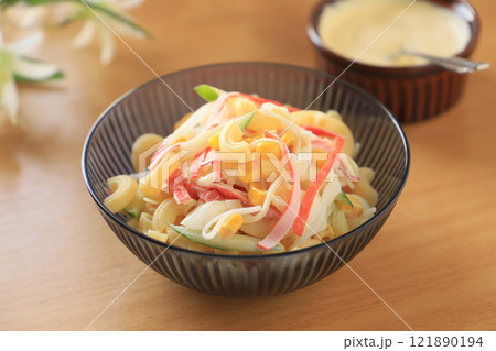 ごちそうサラダ！カニカマとマカロニのマヨネーズ和えサラダ 121890194