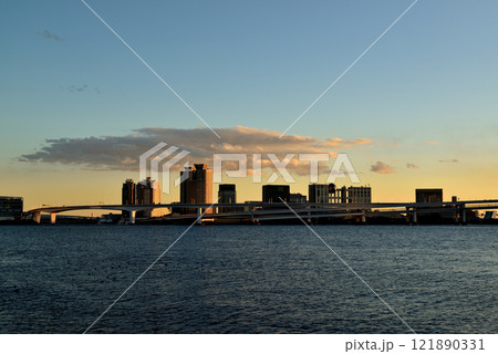 晴海ふ頭公園から レインボーブリッジとお台場海浜公園の夕景 121890331