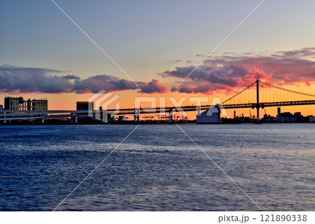 晴海ふ頭公園から レインボーブリッジとお台場海浜公園の夕景 121890338