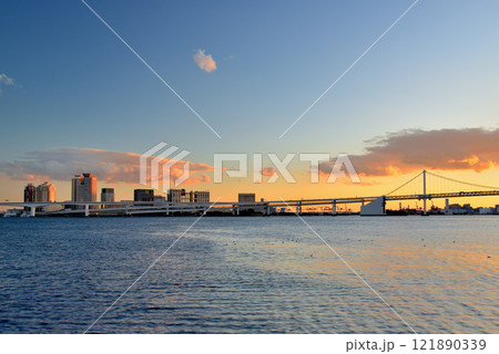 晴海ふ頭公園から レインボーブリッジとお台場海浜公園の夕景 晴海ふ頭公園から レインボーブリッジとお台場海浜公園の夕景 121890339