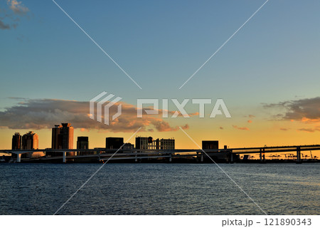 晴海ふ頭公園から レインボーブリッジとお台場海浜公園の夕景 121890343