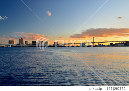 晴海ふ頭公園から レインボーブリッジとお台場海浜公園の夕景 晴海ふ頭公園から レインボーブリッジとお台場海浜公園の夕景 121890352