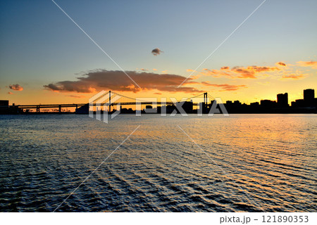 晴海ふ頭公園から レインボーブリッジとお台場海浜公園の夕景 晴海ふ頭公園から レインボーブリッジとお台場海浜公園の夕景 121890353