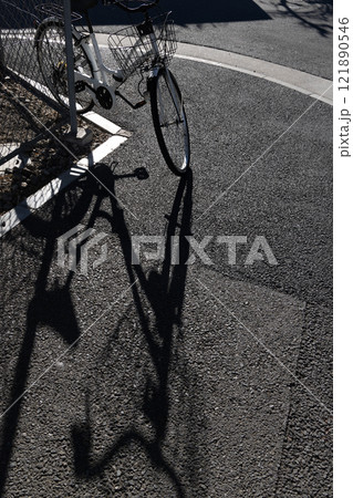 歩道に置かれた自転車とその影 歩道に置かれた自転車とその影 121890546