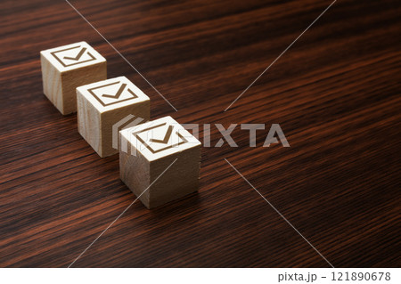 木製キューブの表現 121890678