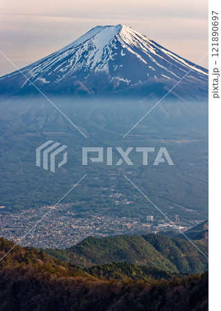 三ツ峠から見る夕照の富士山 三ツ峠から見る夕照の富士山 121890697