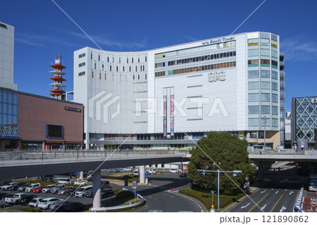 水戸駅南口と商業ビルとペディストリアンデッキ 121890862