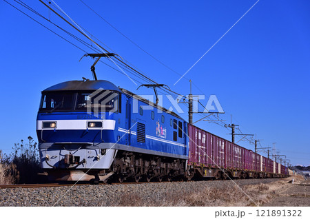 冬晴れの成田線を走るEF210電気機関車牽引の貨物列車 121891322
