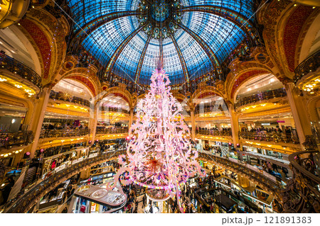 フランス パリ ギャラリーラファイエットのイルミネーション フランス パリ ギャラリーラファイエットのイルミネーション 121891383